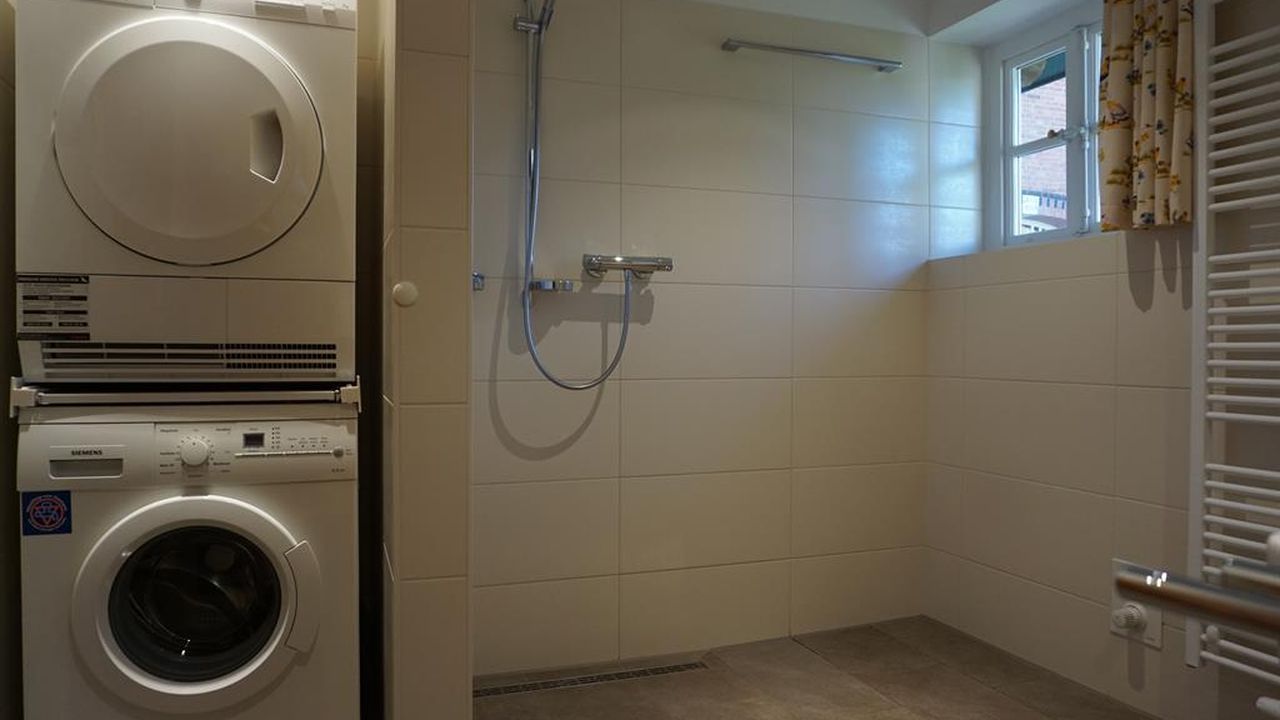 Dusche, Waschm.+Trockner Dusche, Waschm.+Trockner